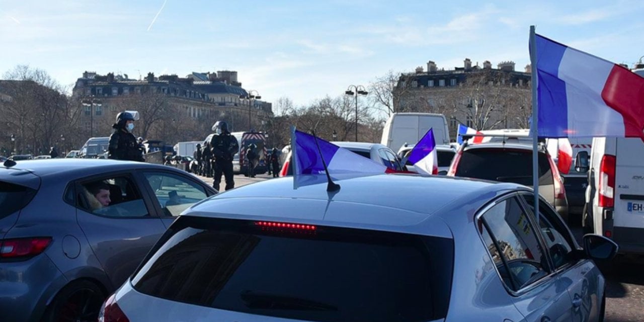 Fransa’da, Özgürlük Konvoyu’nda polisin sürücüye silah doğrultmasına soruşturma