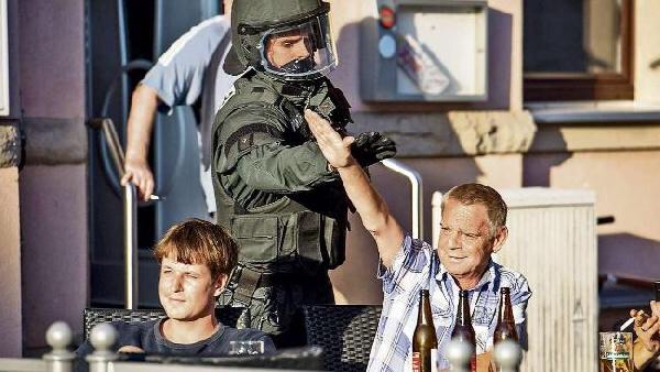 Alman polisi Hitler selamını affetmedi