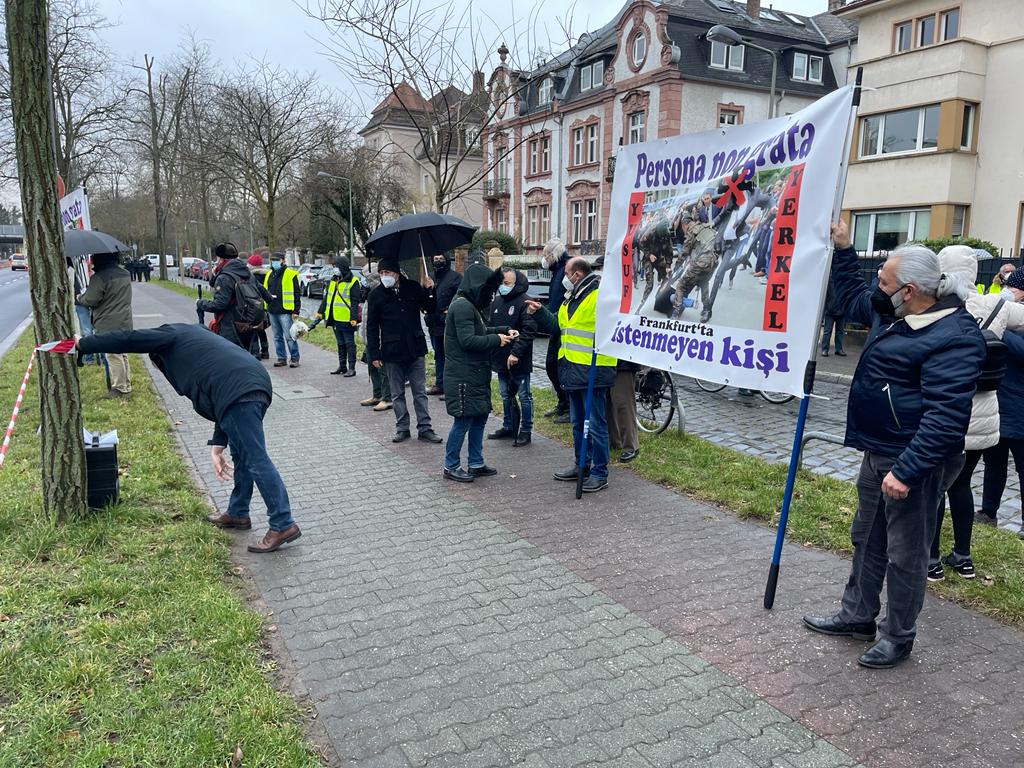 Frankfurt'un istenmeyen kişisi Yusuf Yerkel'e yönelik protesto!