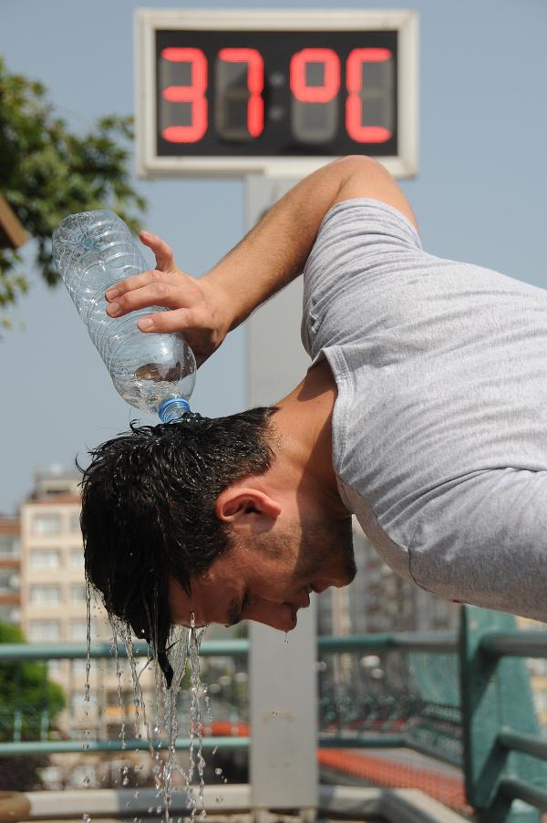 Almanya yanıyor, okullar tatil edildi