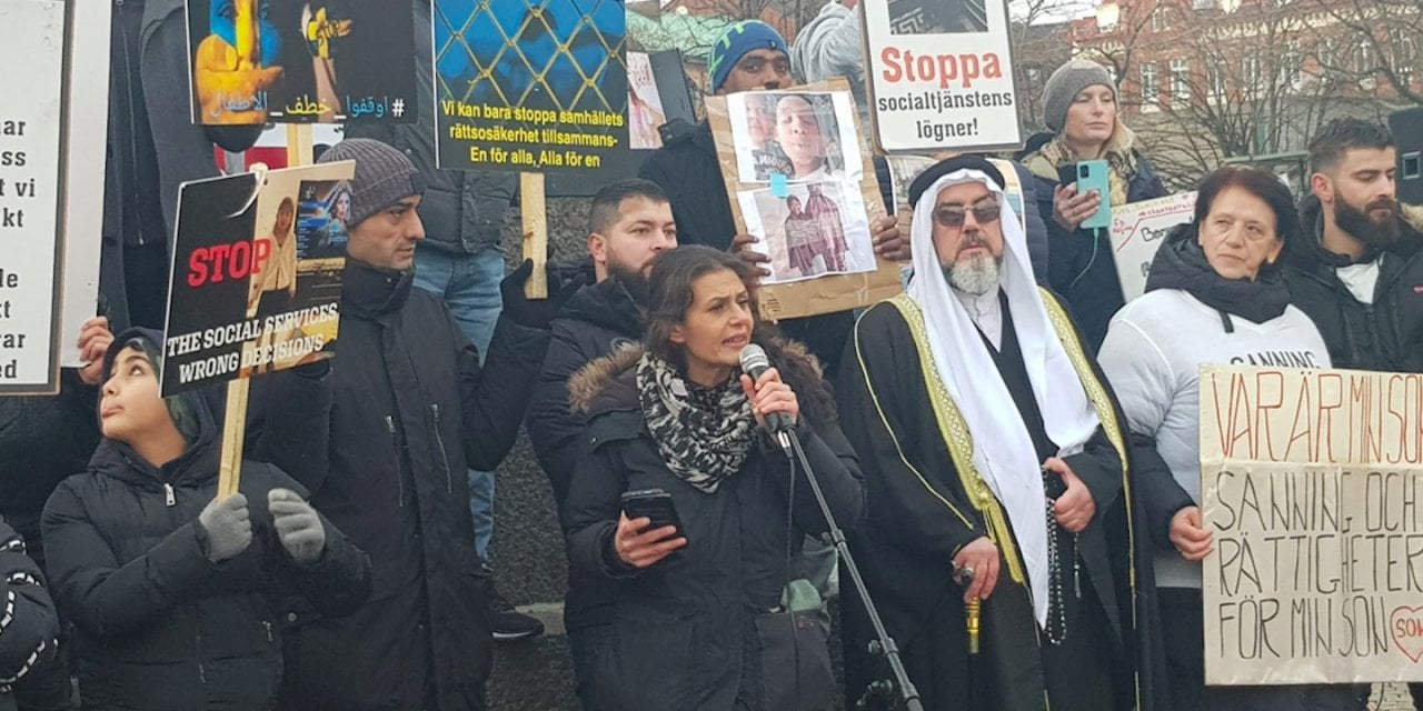 İsveç'te çocukları ellerinden alınan aileler gösteri yaptı