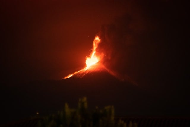 İtalya'da Etna Yanardağı yeniden kül ve lav püskürttü!