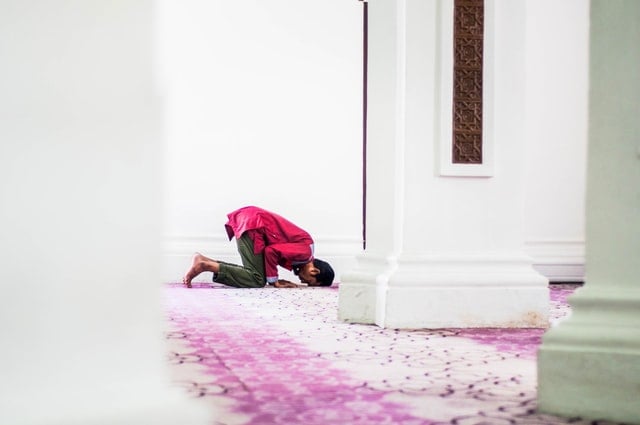 Fransa'da namaz kılması "radikalleşme" sayılarak uçması engellenen pilot adalet arıyor