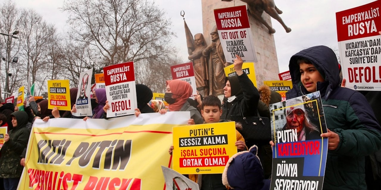 Rusya'nın Ukrayna'ya saldırısı İstanbul'da protesto edildi
