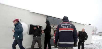 Savaştepe'de otobüs devrildi: 4 yaralı (2)