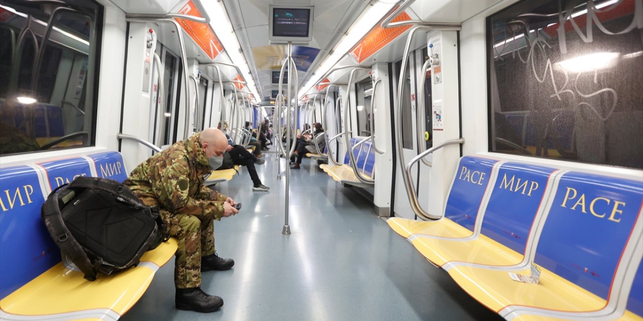Roma'da metro treni Ukrayna bayrağının renkleriyle kaplandı