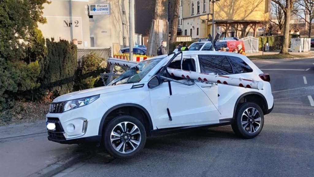 Bochum'da şaşırtan kaza... Demiryolu bariyeri arabanın içine saplandı!