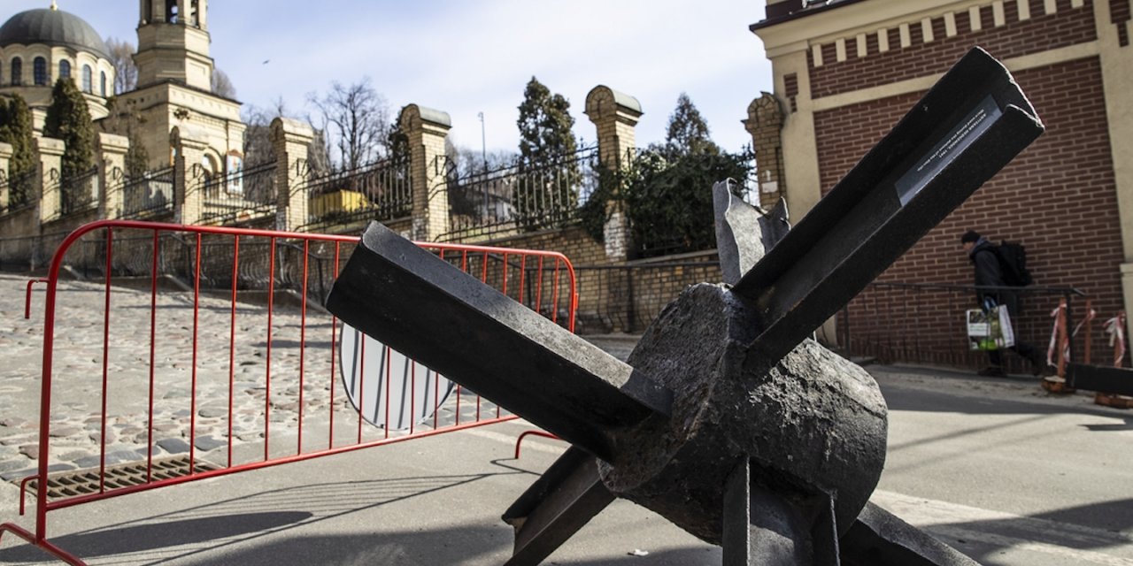 Nazilere karşı kullanılan demir kirpiler, Kiev’de Ruslara karşı sokaklara yerleştirildi