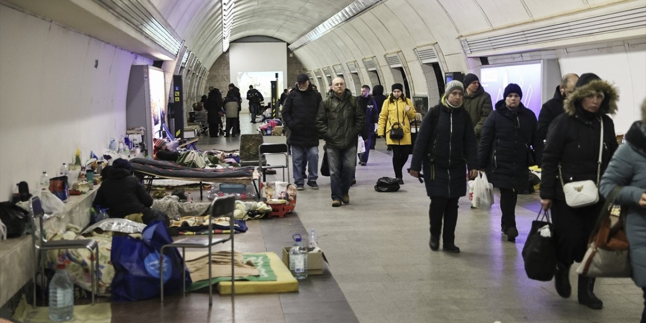 Rus hava saldırılarından korkan Kievliler metro istasyonlarında kalmayı sürdürüyor