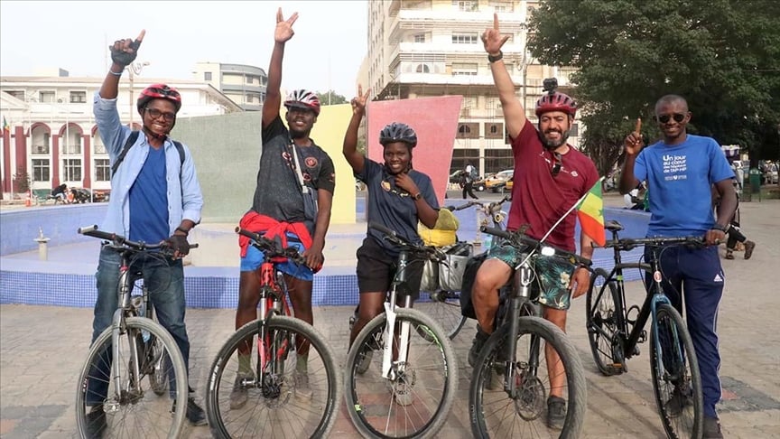 Fransız aktivist, iklim krizine dikkat çekmek için Paris'ten Dakar'a pedal bastı