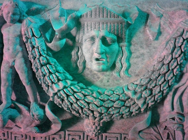 Fransa’da yanan Notre Dame Katedrali’nin restorasyonunda 700 yıllık lahit bulundu
