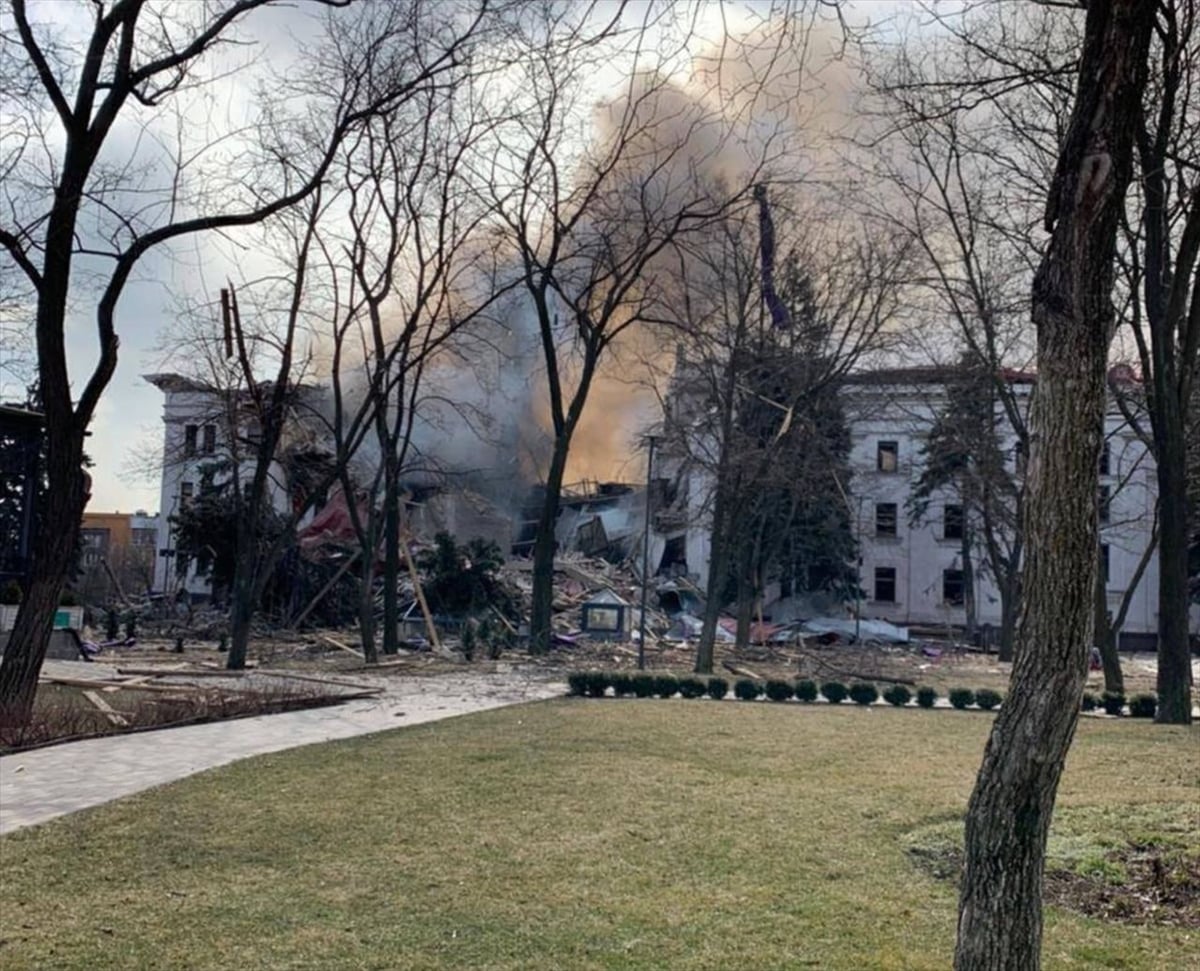 Ukrayna: Rus uçakları Mariupol’da yüzlerce sivilin saklandığı tiyatro binasını bombaladı