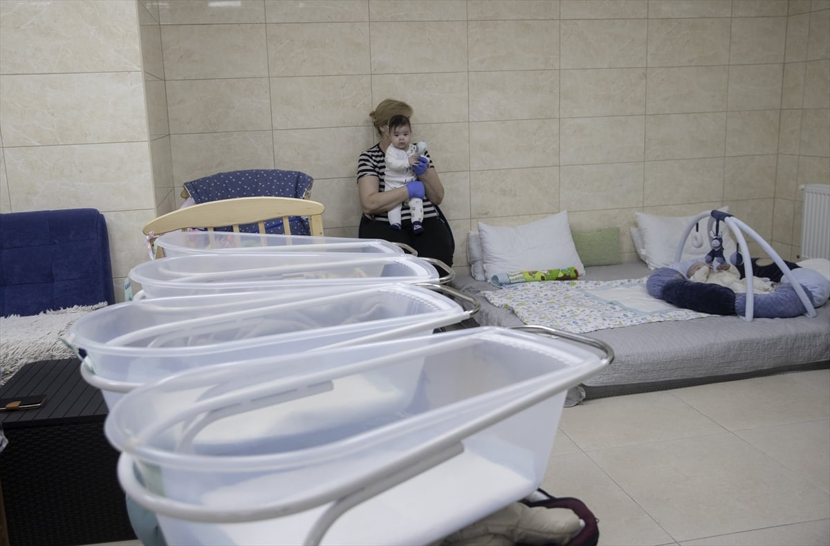 Ukrayna’da taşıyıcı annelerin doğurduğu bebekler biyolojik ailelerine kavuşamıyor