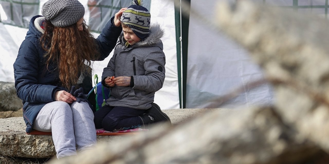 Ukrayna'nın Mariupol şehrinde mahsur kalan Türkler ve yakınlarından 65'i tahliye edildi