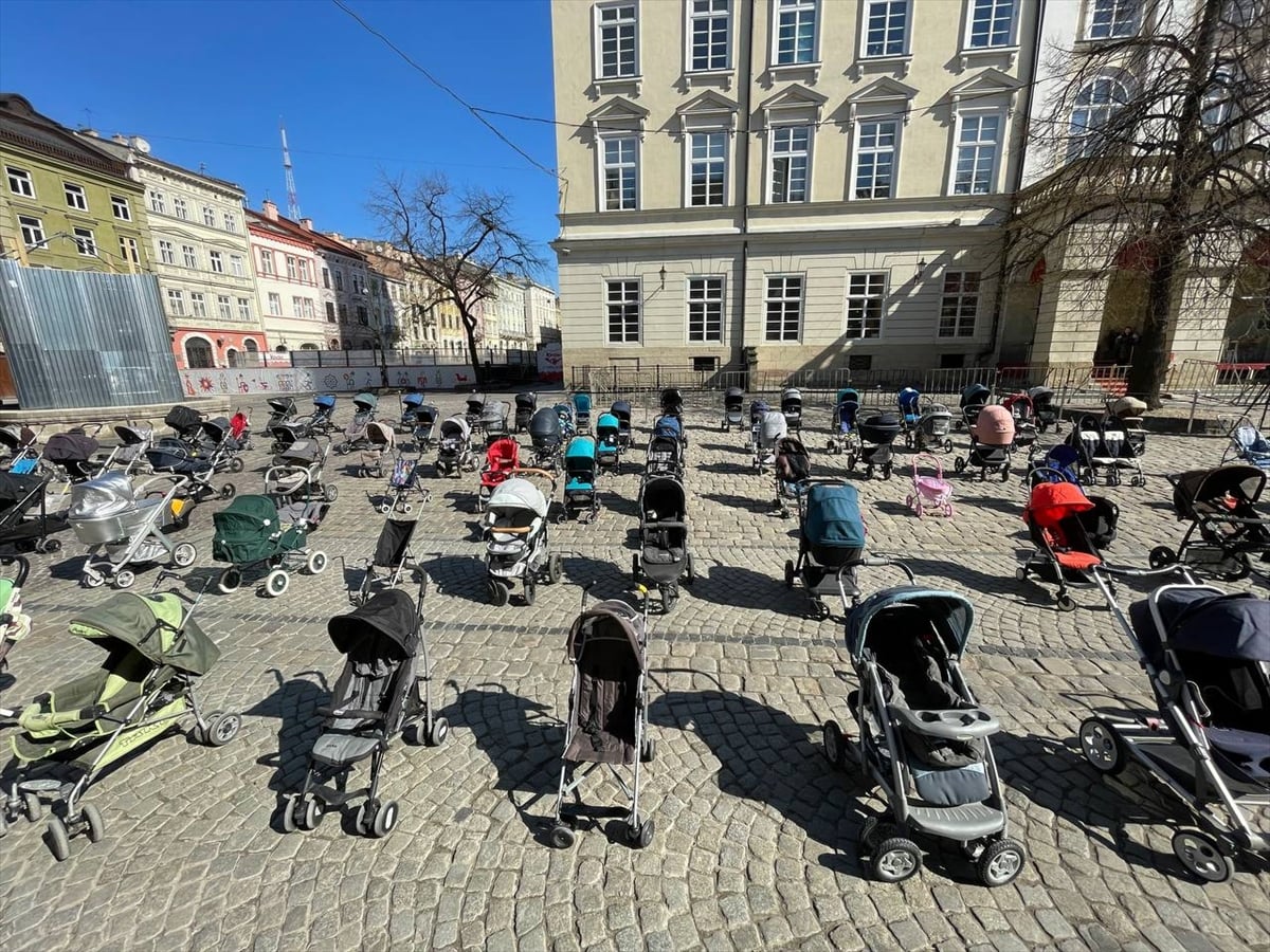 Lviv'de 109 boş bebek arabası...