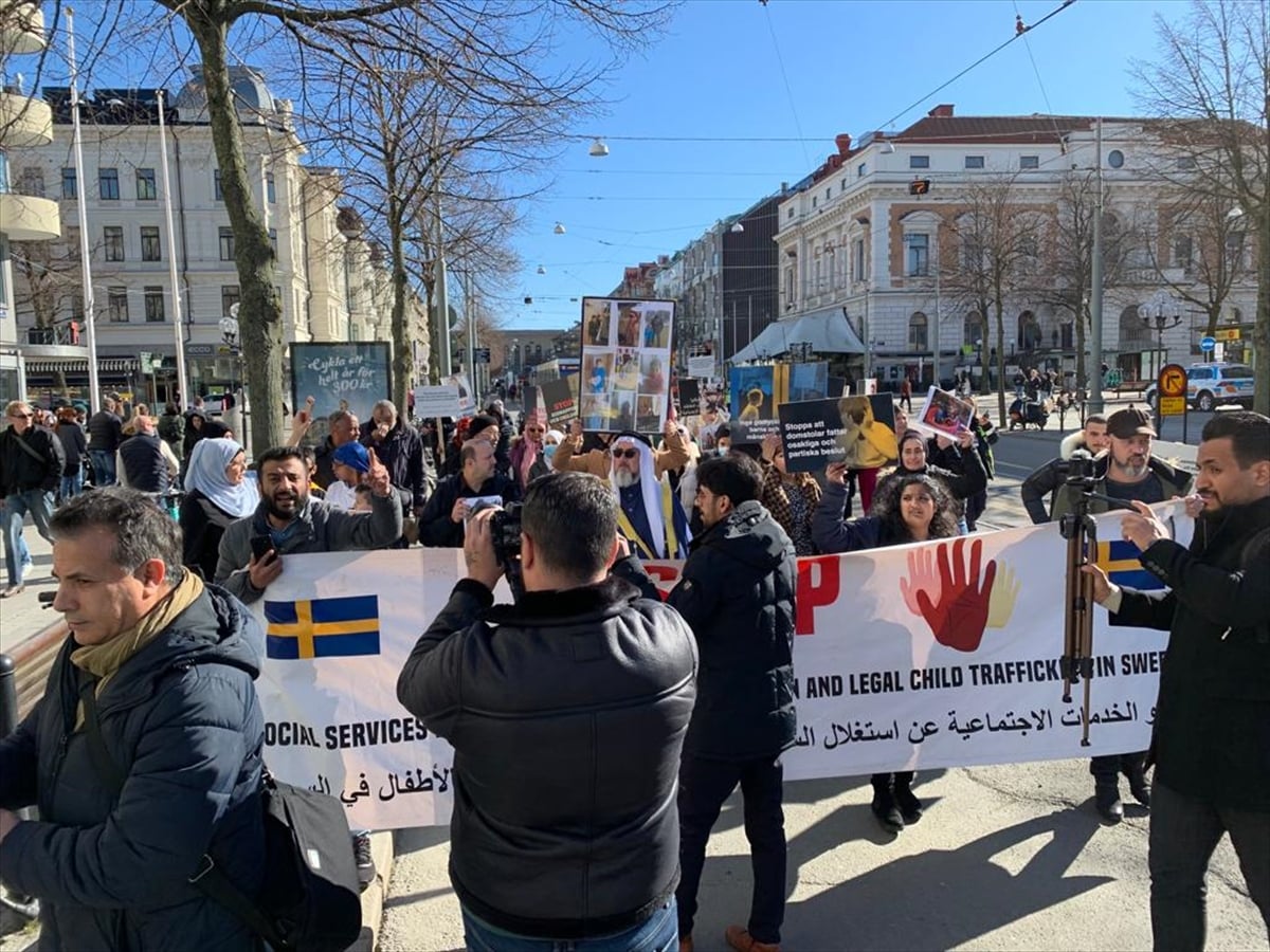 İsveç'te müslüman ebeveynlerin çocuklarını ellerinden almışlardı... Protesto sürüyor!
