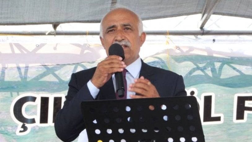 Ak Parti'li başkan, belediye binasında silah çekti! 'Öldürün bunu'