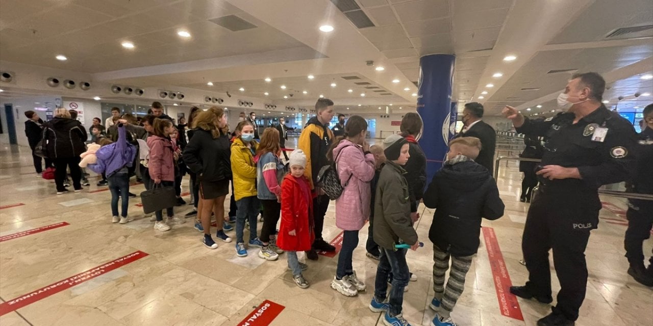 Ukrayna'dan tahliye edilen yetim çocuklar Türkiye'de