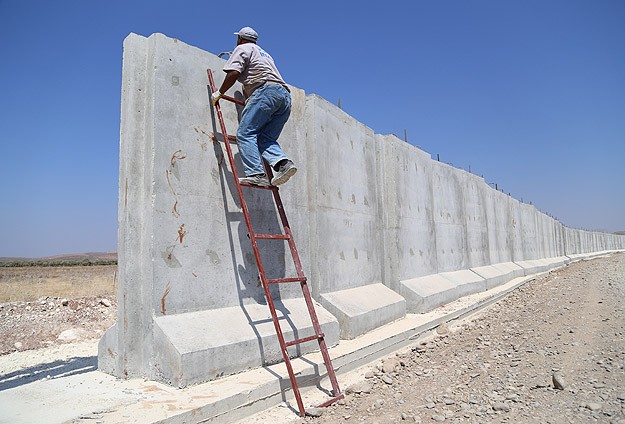 Suriye sınırına 3 metrelik beton duvar