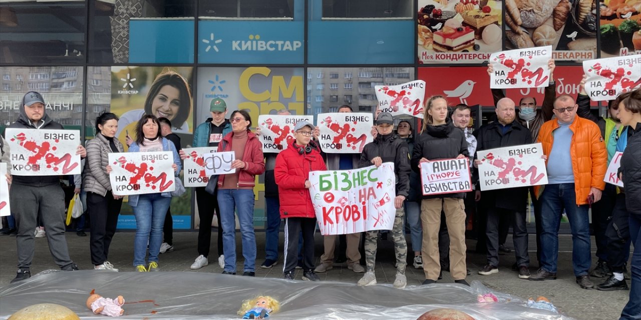 Rusya'daki dükkanlarını kapatmayan Fransız marketler zinciri Lviv'de protesto edildi