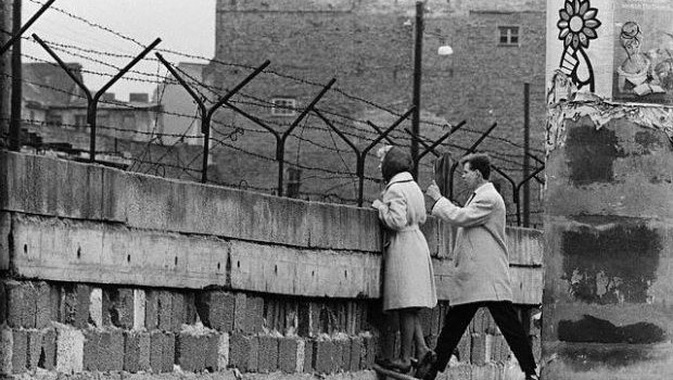 Berlin Duvarı'nın örülüşünün 54. yılı