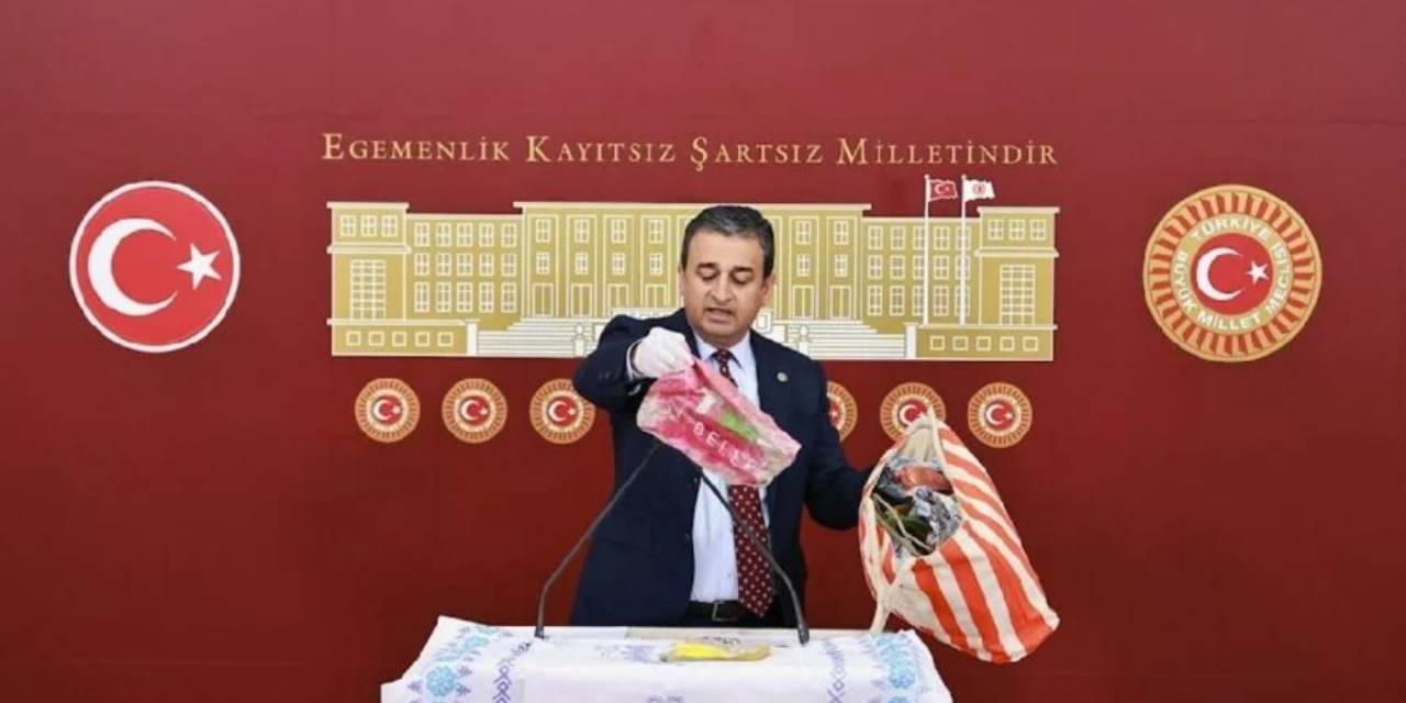 Çevre bakanı yok öyle bir şey demişti... CHP'li Bulut o çöpleri meclis kürsüsüne yığdı