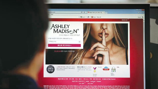 Eşini aldatan 32 milyon kişiyi ifşa etti