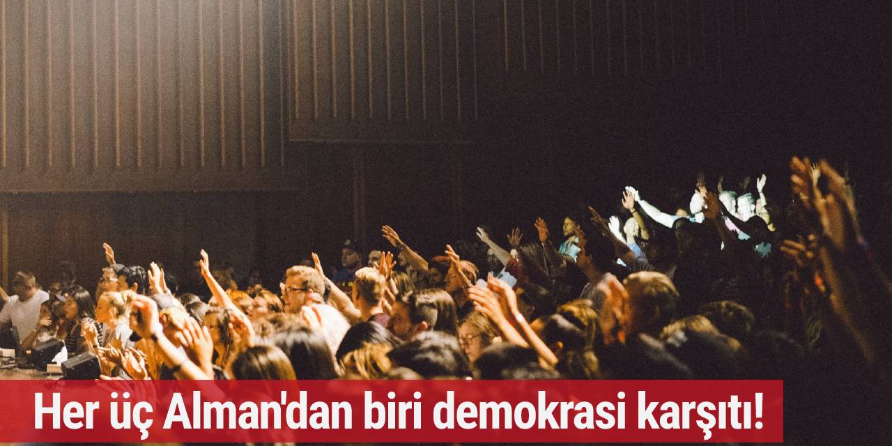 Her üç Alman'dan biri demokrasi karşıtı!