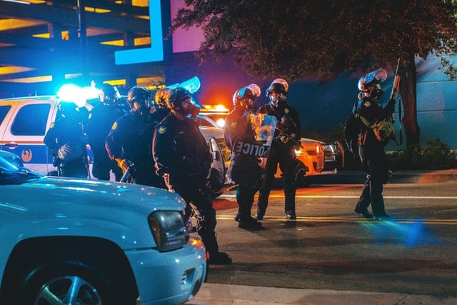 ABD'de polis siyahi bir genci başından vurarak öldürdü
