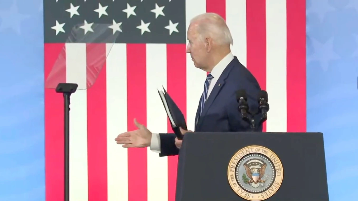 Joe Biden boşlukla tokalaşmak istedi...