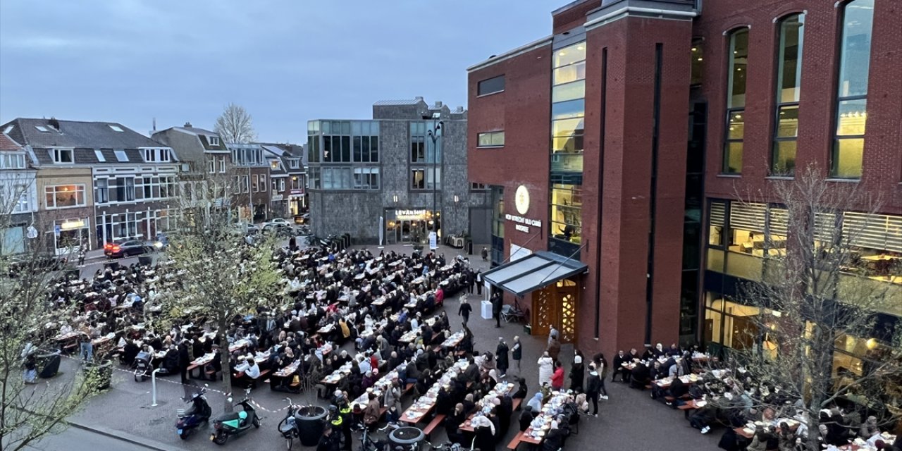 Hollanda'da 1300 kişilik sokak iftarı