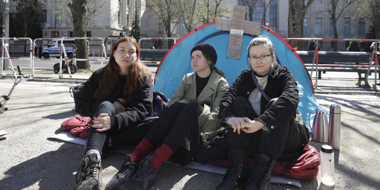 Üç Rus kadın Berlin'in göbeğinde açlık grevi başlattı