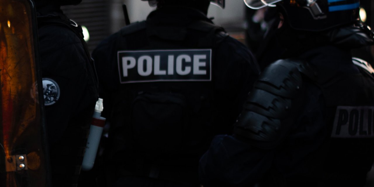 Fransa'da polis başörtülü kadınları darbetti
