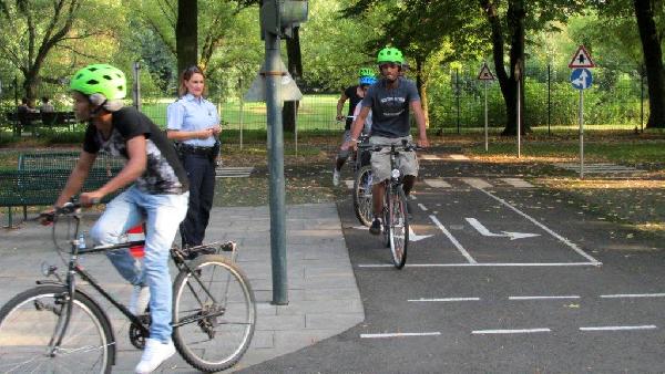 Alman polisinden Afrikalı mültecilere bisiklet kursu