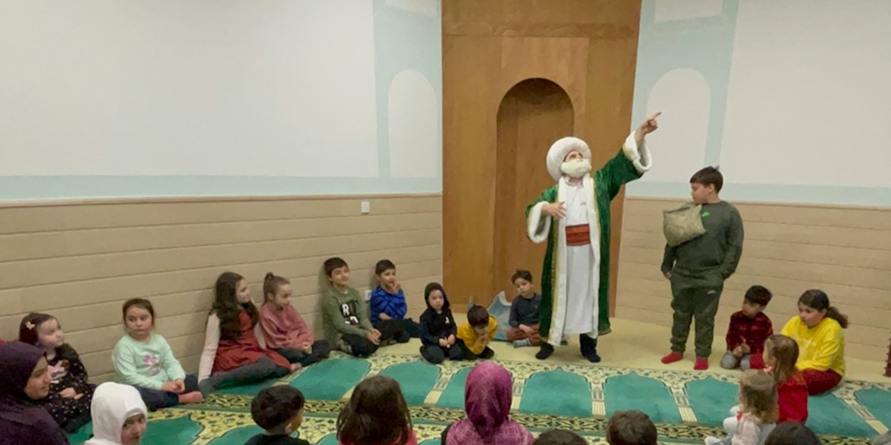 Berlin’de çocuklar iftarda Nasreddin Hoca ve geleneksel gölge oyunlarıyla eğleniyor