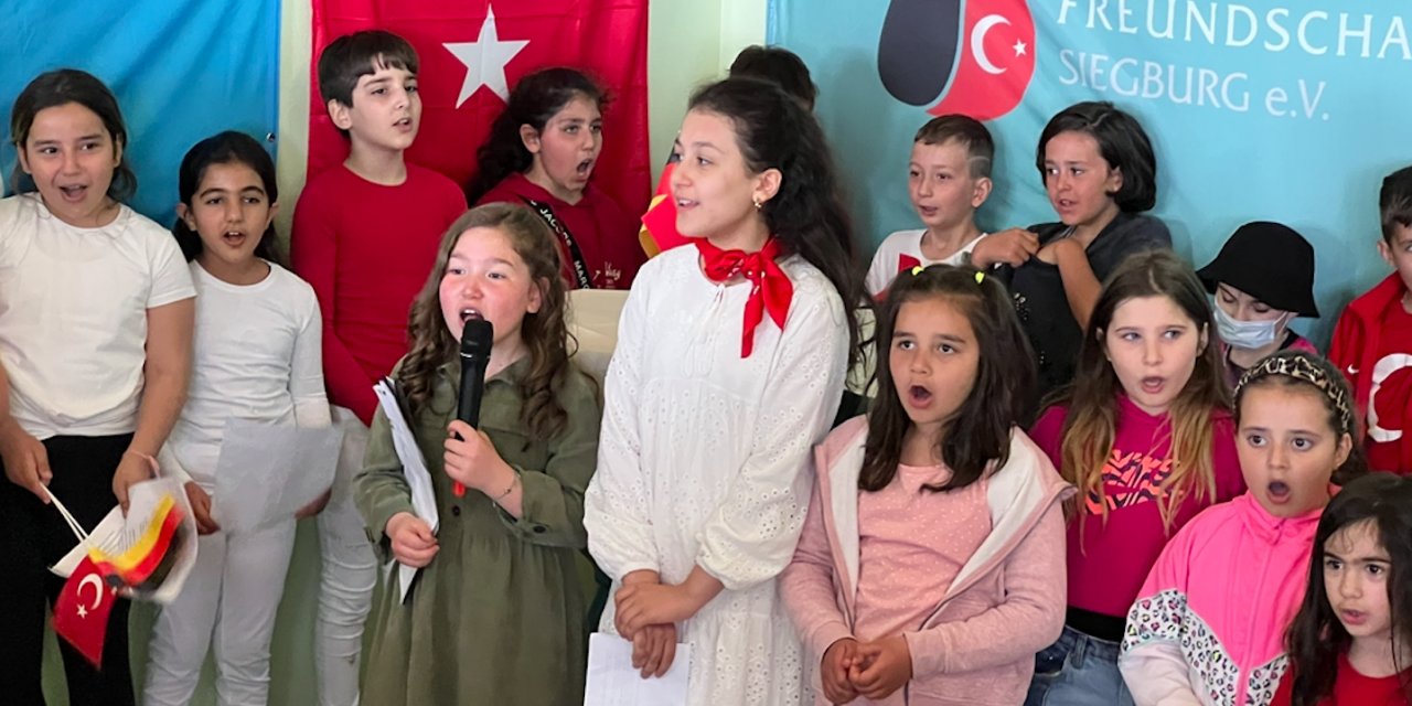 Almanya'da Türk ve Almanlar 23 Nisan'ı birlikte kutladı