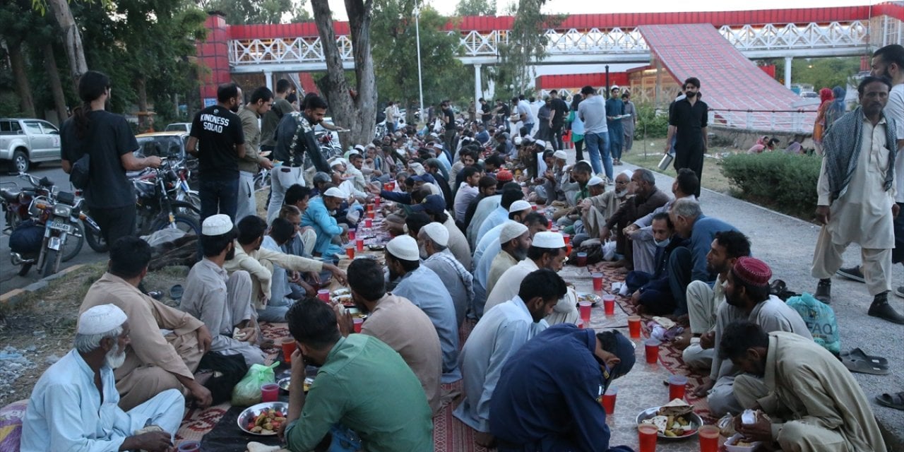 Pakistan'daki Türk vatandaşlarından ihtiyaç sahiplerine iftar