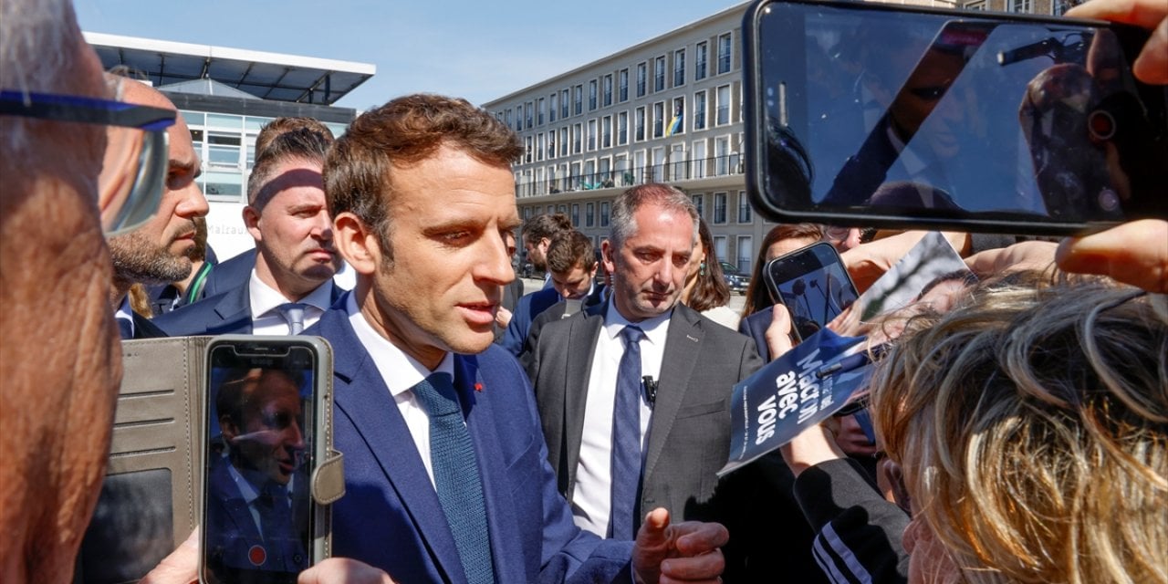 Macron'a domatesli saldırı!