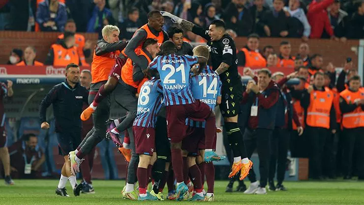 Berlin'deki Trabzonspor taraftarları, şampiyonluğu coşkuyla kutladı