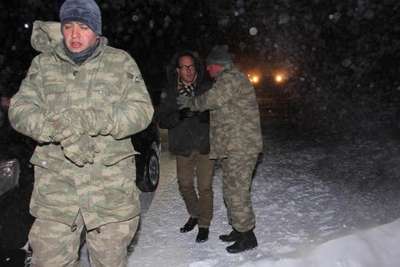 KARDA MAHSUR KALANLAR TANKLARLA KURTARILDI