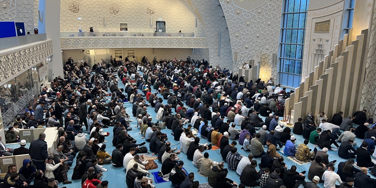 Almanya'da bayram namazında camiler doldu