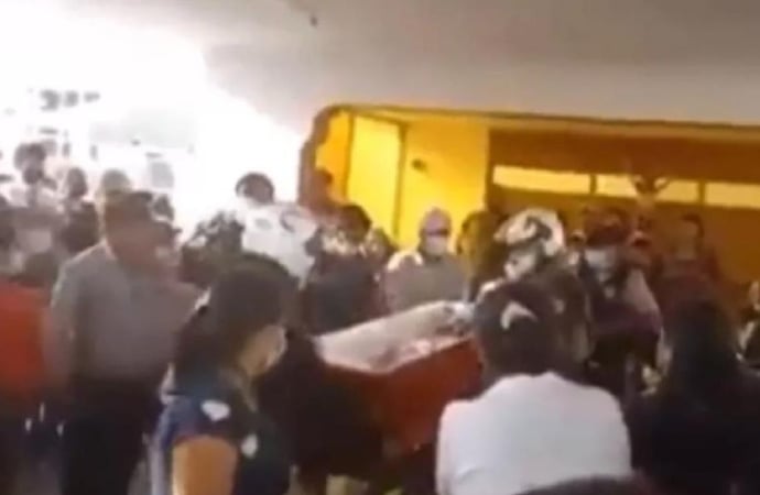 Öldü sanılarak cenaze töreni düzenlendi tabuta vurarak kurtuldu