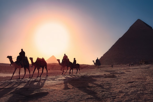 Mısır'da 13 erkek çocuk piramitlerde turistleri taciz ettikleri gerekçesiyle tutuklandı