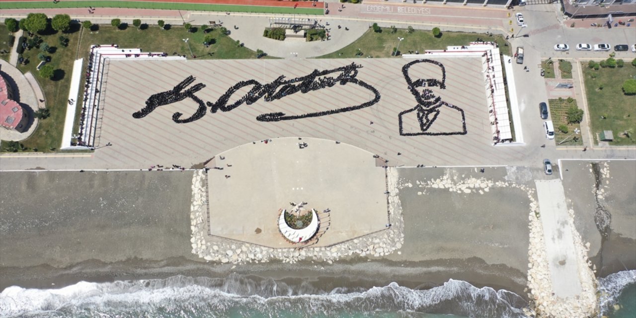 Mersin'de 1919 genç, Atatürk'ün imzası ve silüetini oluşturdu