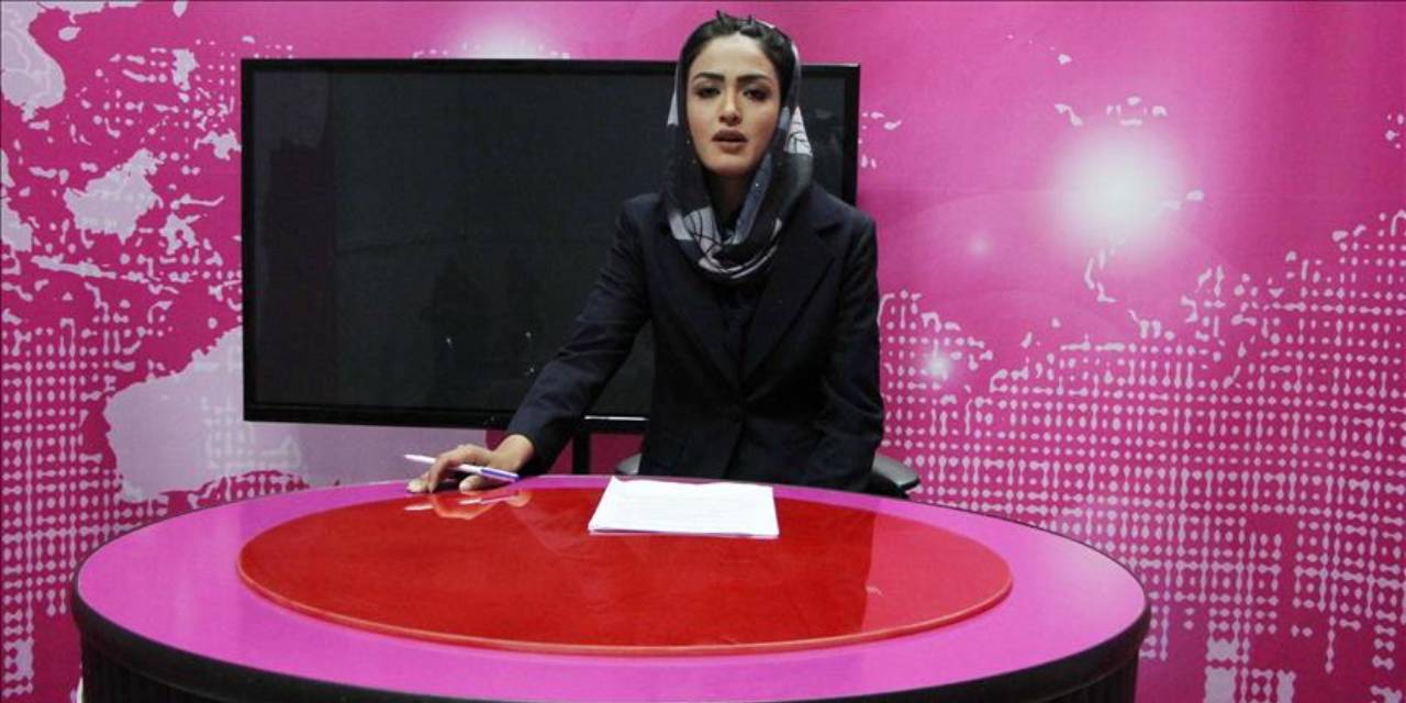Taliban'dan yeni kararname: Kadınların televizyona yüzlerini örtmeden çıkması yasak