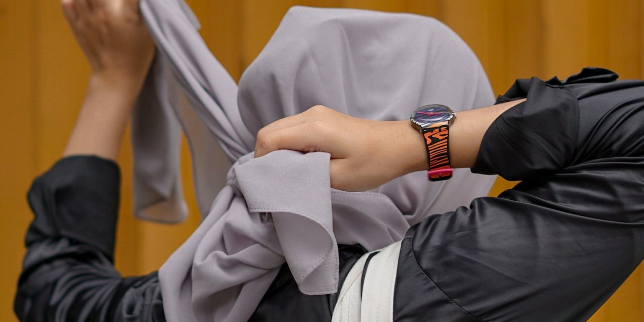 İsveç'te başörtülü olduğu için işten çıkarılmak istenen kadına tazminat ödenecek