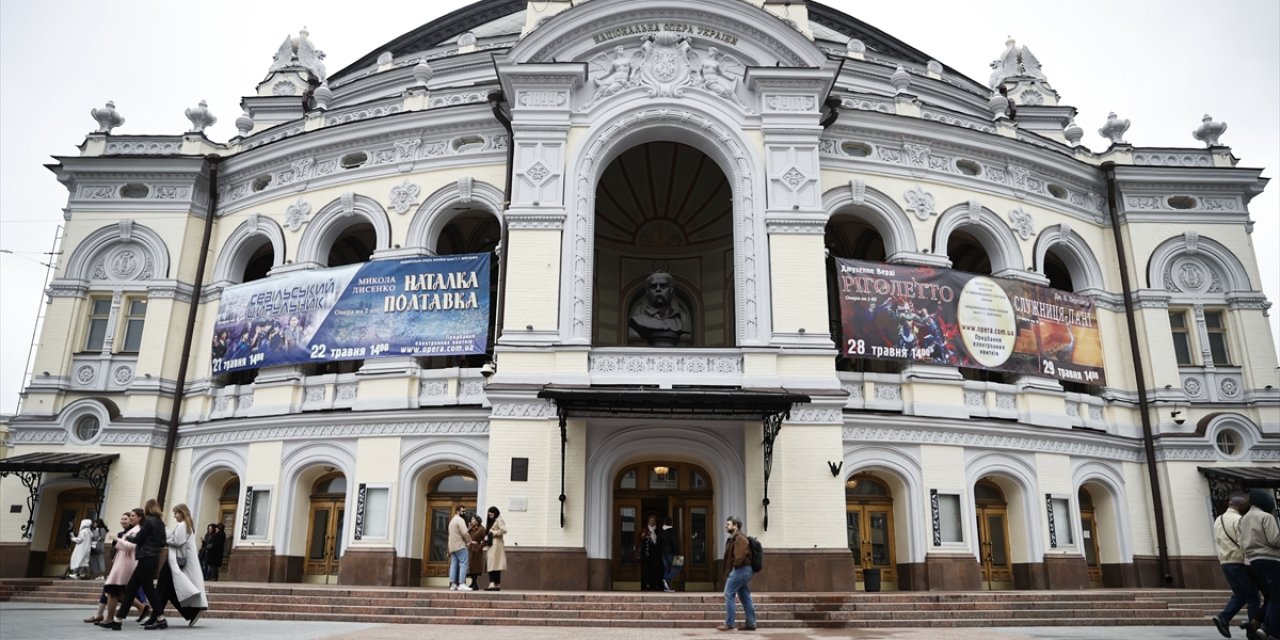 Ukrayna'nın başkenti Kiev'deki opera tiyatrosu savaşın gölgesinde faaliyete geçti