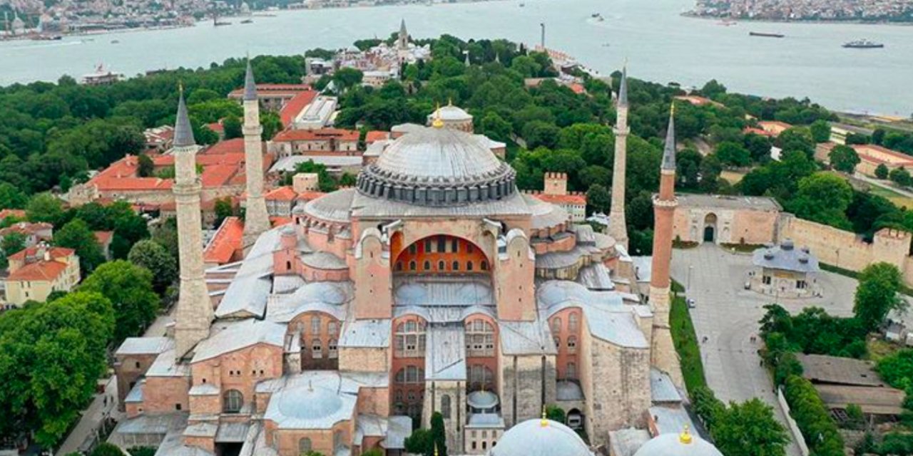 O görüntüler sosyal medyayı salladı! ''Ayasofya'nın duvarlarını hatıra diye koparıyorlar...''