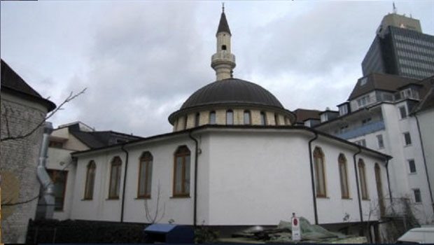 Almanya'da yine bir cami kundaklandı