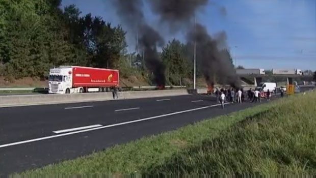 Romanlar en işlek otobanını trafiğe kapattı